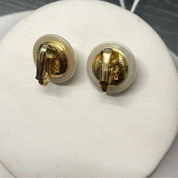 Vintage Liz Claiborne Faux Baroque Pearl Cream Gold Tone Clip On Earrings 90s - Picture 3 of 6